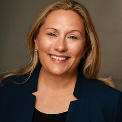 Lindsey Headshot Bright